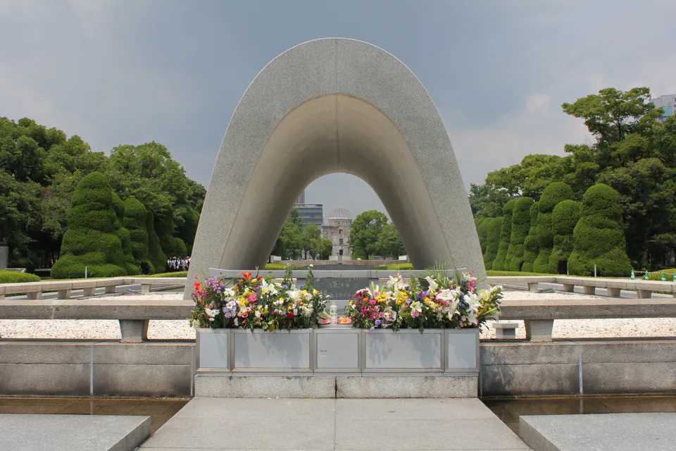 廣島和平紀念公園慰靈碑與原爆圓頂館，示意第一次日本旅行加入廣島時最核心的歷史行程