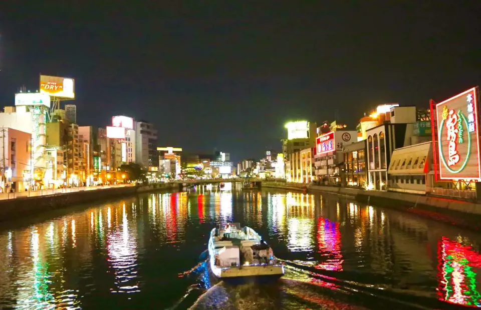 เรือ Nakasu River Cruise บนแม่น้ำ Naka ในฟุกุโอกะ เหมาะจัดต่อจาก Tenjin หรือ Nakasu ก่อนมื้อเย็น