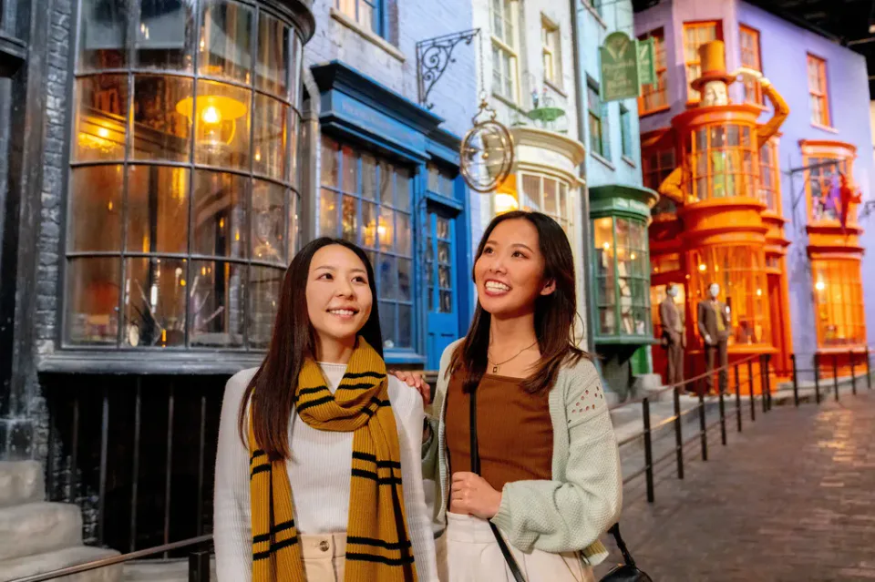 Diagon Alley au Studio Tour Tokyo, où photos, détails et boutique peuvent faire dépasser la durée de visite recommandée