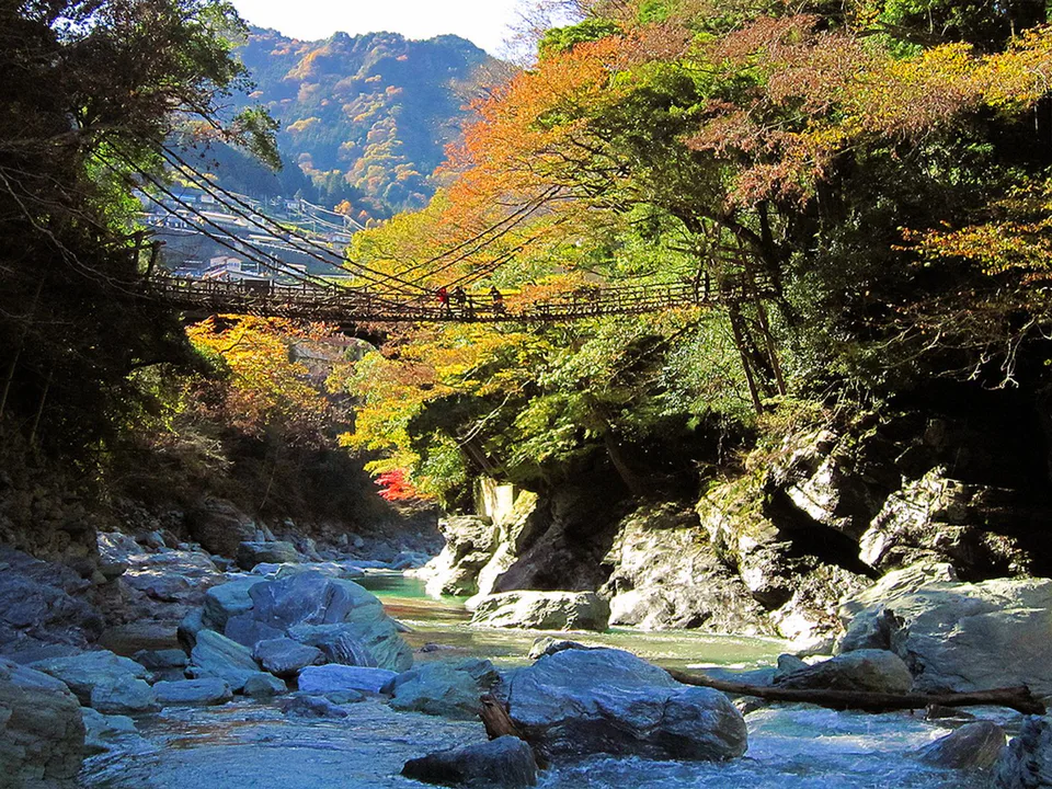 Vallée d’Iya en automne : voiture, bus ou nuit sur place ?
