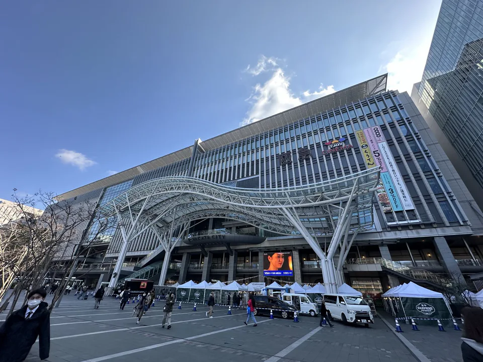 Fukuoka, novembre : vue réelle de la gare de Hakata, température moyenne d’environ 14°C, adaptée à une chemise à manches longues avec une veste légère.