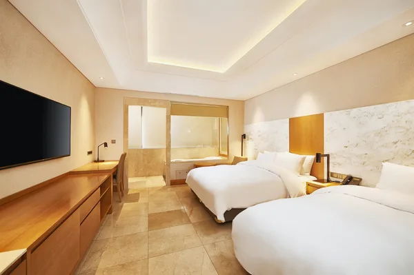 ห้องพักเตียงคู่และห้องน้ำของ Arban Hotel Busan แยกเป็นสัดส่วน