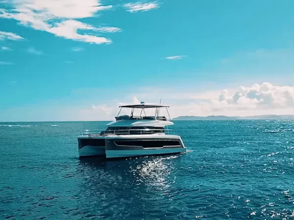 Scène réelle d'une croisière en catamaran privé à Okinawa. Lors d'un groupe nombreux, il faut également prendre en compte le confort du bateau, le changement d'activités et la répartition des coûts par personne.