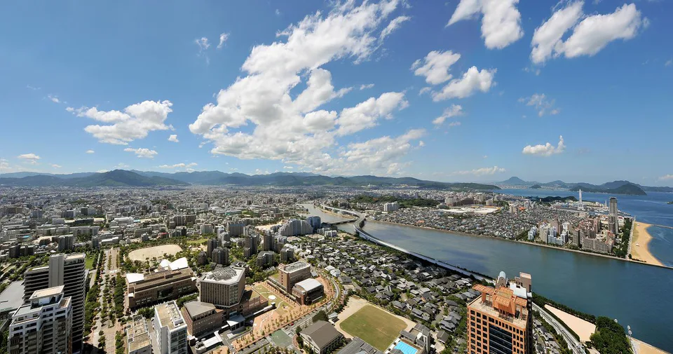 วิวจาก Fukuoka Tower มองเห็นเมืองฟุกุโอกะ อ่าวฮากาตะ และชายฝั่งจากจุดชมวิว 123 เมตร