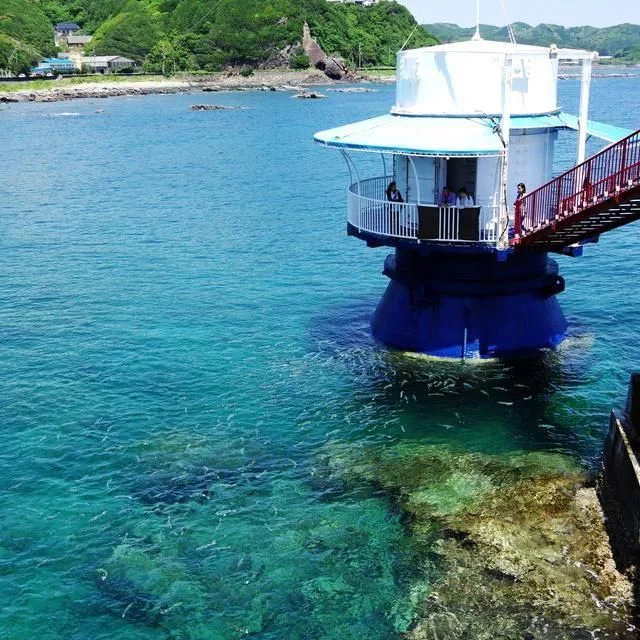 ทางเดินสีแดงไปยัง Undersea Observation Tower ที่ Kushimoto Marine Park