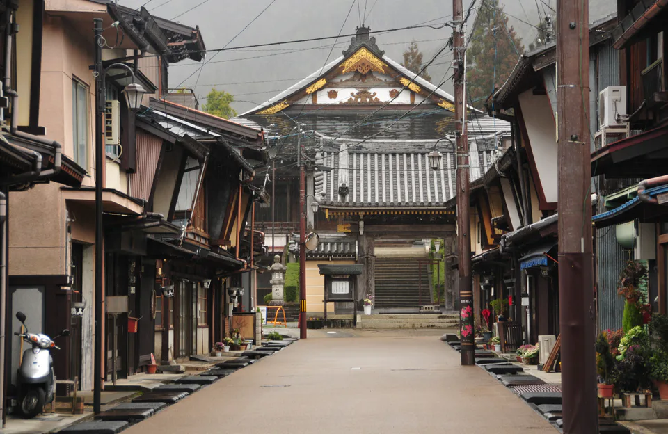 ย่านเมืองเก่า Gujo Hachiman ซึ่งคืน Tetsuya Odori วันที่ 16 สิงหาคม 2026 ใช้ Honmachi เป็นพื้นที่จัดงาน