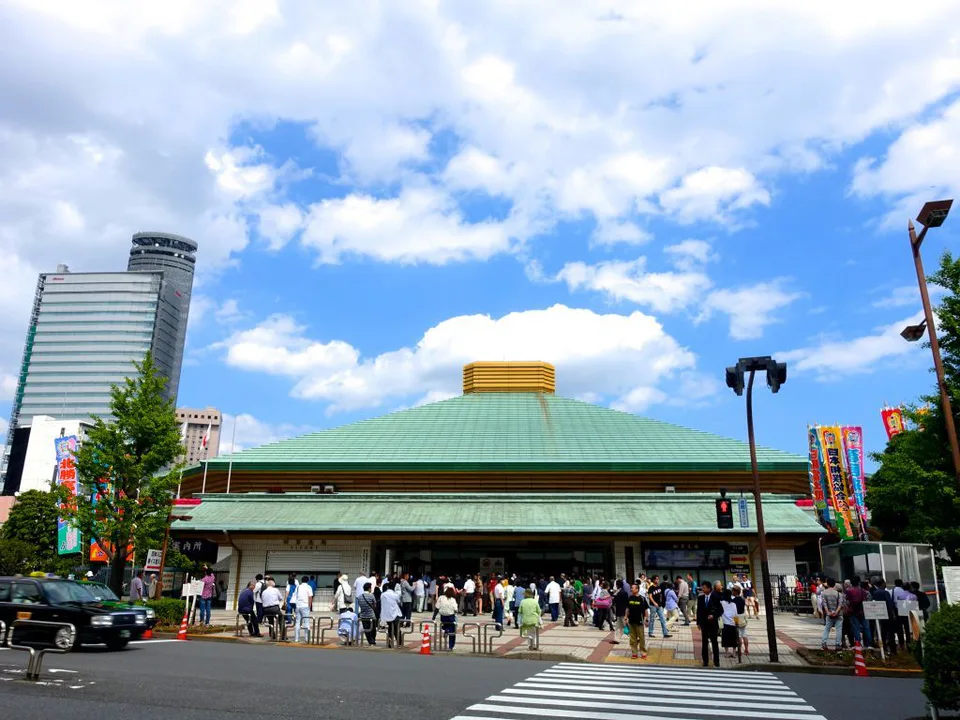 L'extérieur du Kokugikan et ses drapeaux lors du grand sumo sont idéaux pour reconnaître le lieu avant d'assister au tournoi de septembre.