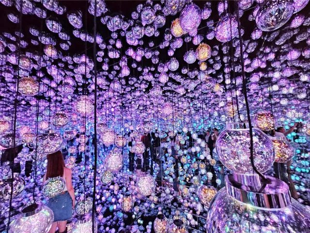 Bubble Universe at teamLab Borderless with glowing spheres reflected through a mirrored immersive room