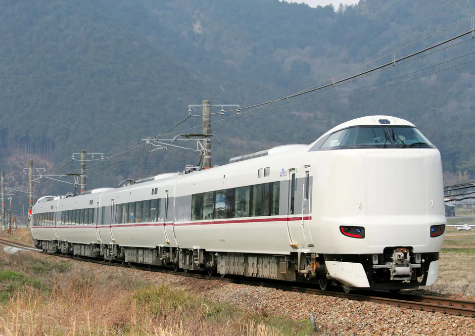 รถไฟด่วนไปยังคามากุจิออนเซ็น: เวลาถึงและอาหารเย็นที่โรงแรมมีผลต่อความเหมาะสมในการลากกระเป๋าใหญ่หรือไม่