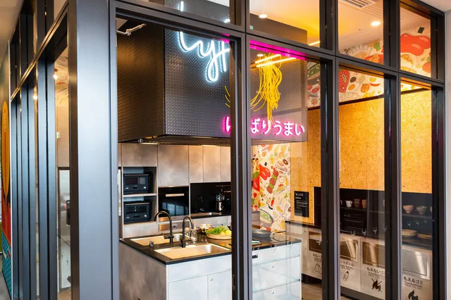 lyf Tenjin Fukuoka, cuisine commune et espace partagé pour les voyageurs seuls.