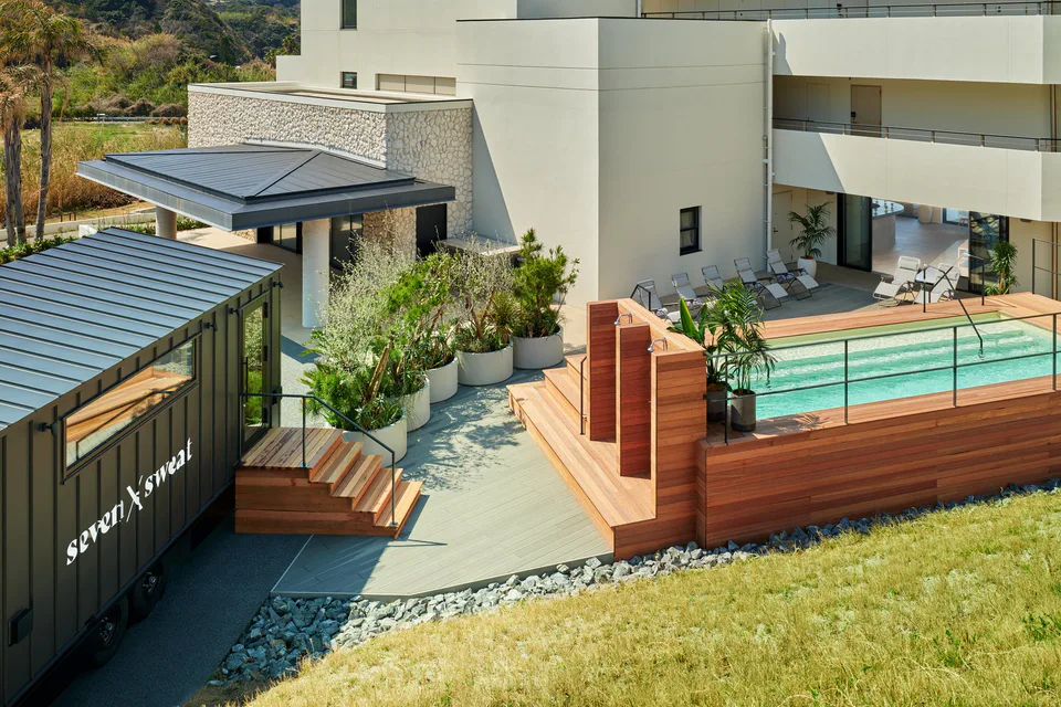 Piscine et espace sauna du Sunset Beach Club au Seven x Seven Itoshima