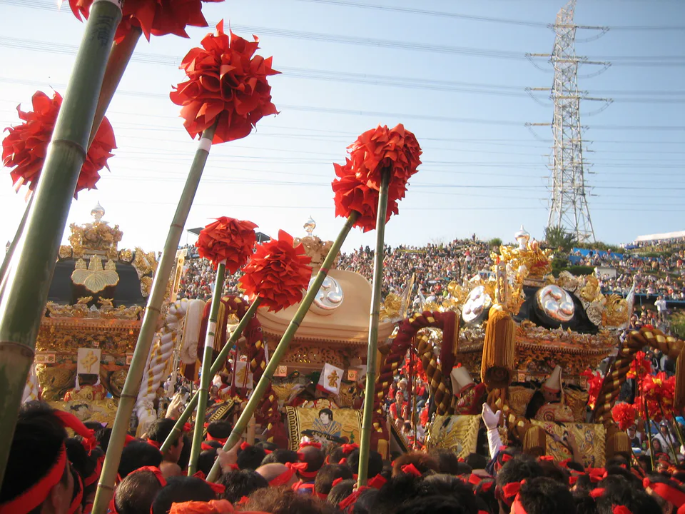 ฝูงชนและ yatai ในช่วงเคลื่อนขบวนของ Nada no Kenka Matsuri จากปีที่ผ่านมา