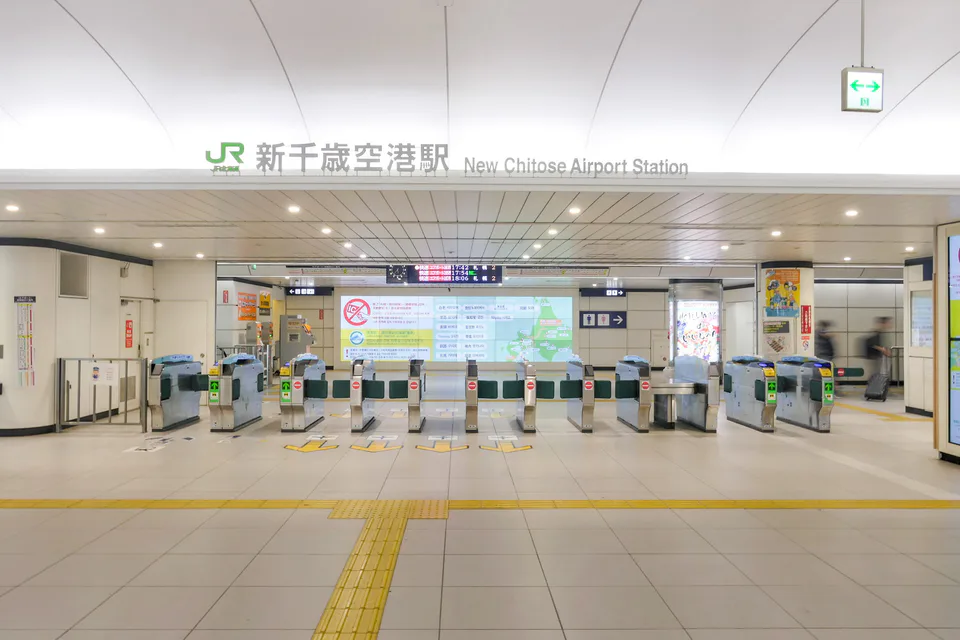 สถานี JR New Chitose Airport สำหรับตัดสินว่ามีเวลาเข้า Sapporo หลังเที่ยวบินดึกหรือไม่