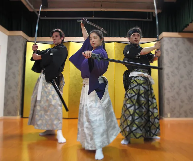 교토 Samurai Kenbu 검무 공연에서 전통 검술 동작을 보여주는 무대 모습