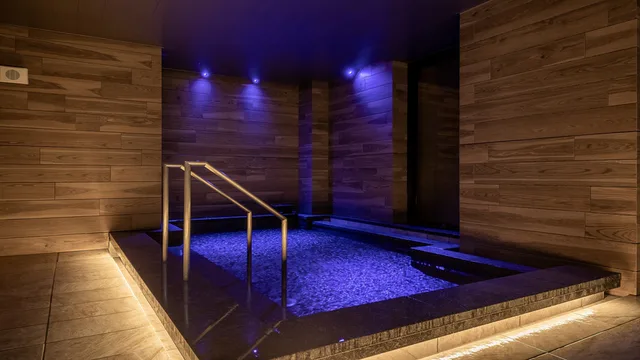 JR Tower Hotel Nikko Sapporo vs Solaria Nishitetsu Hotel Sapporo|눈길 캐리어, 직결 vs 무료 대욕장