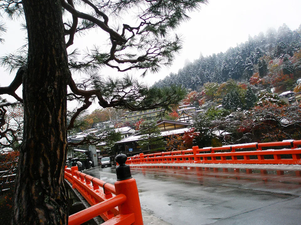 Pont central de Takayama avec feuillage d'automne en soirée et premières neiges, illustrant les risques de basses températures et de neige précoce dans le centre du Japon