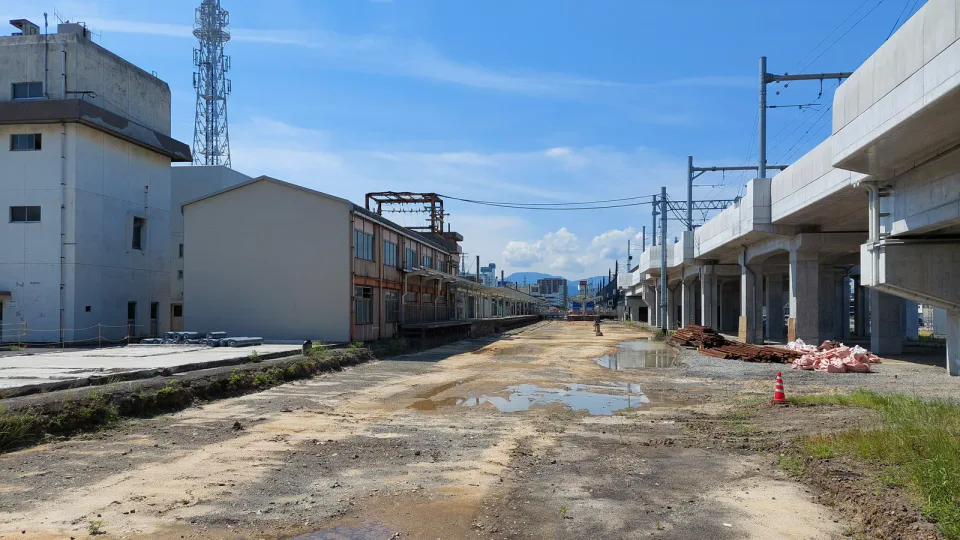 JR 松山站是高松與松山兩基地移動節點;一次搬基地通常比反覆跨城更合理