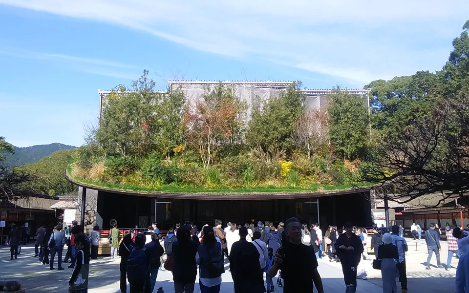 Entrée d’un sanctuaire à Dazaifu avec des visiteurs