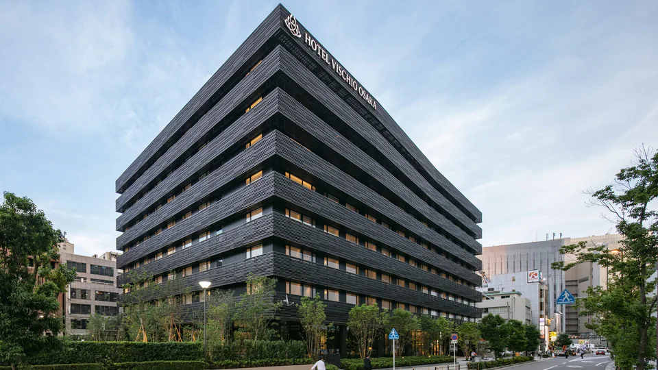 호텔 비스키오 오사카 정면 외관과 HOTEL VISCHIO OSAKA 건물 간판