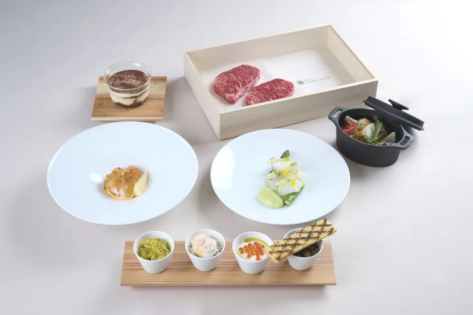 Snow Peak YAKEI SUITE ABURAYAMA FUKUOKA的餐廳與用餐空間