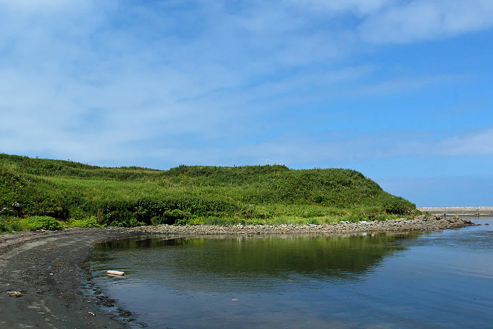 Vue depuis la côte sur la lande, la péninsule et la falaise de l'ancien site de Chashi d'Onnemoto.