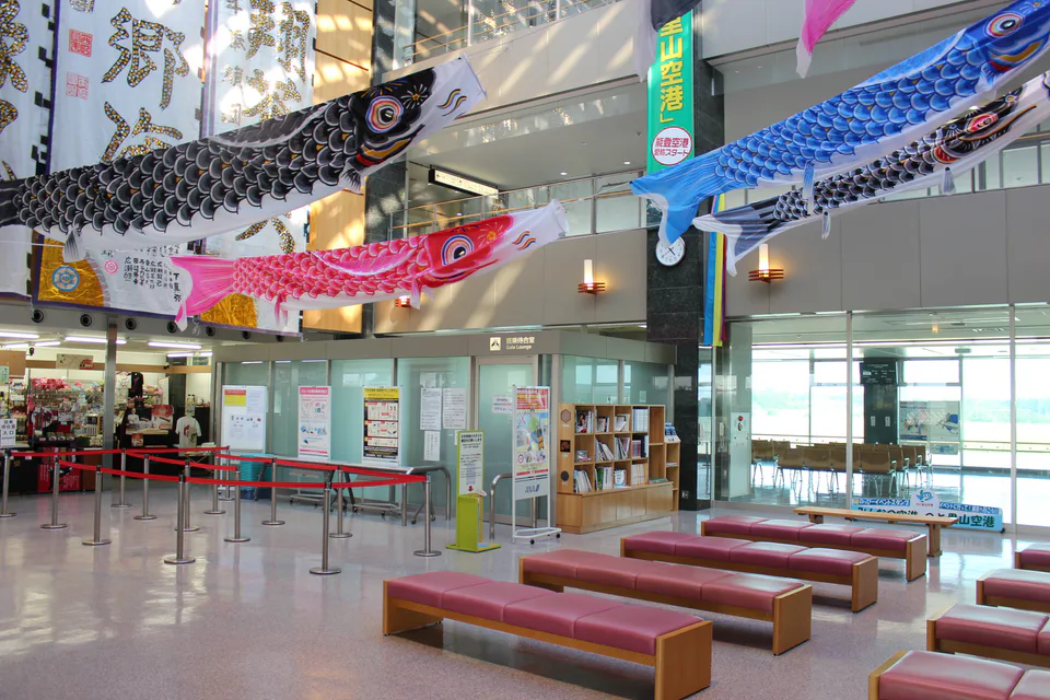 บริเวณประตูขึ้นเครื่องของ Noto Satoyama Airport จุดเริ่มต้นสำหรับวาจิมะ ซูซุ และโอคุโนโตะเมื่อจัดรถต่อไว้ล่วงหน้า