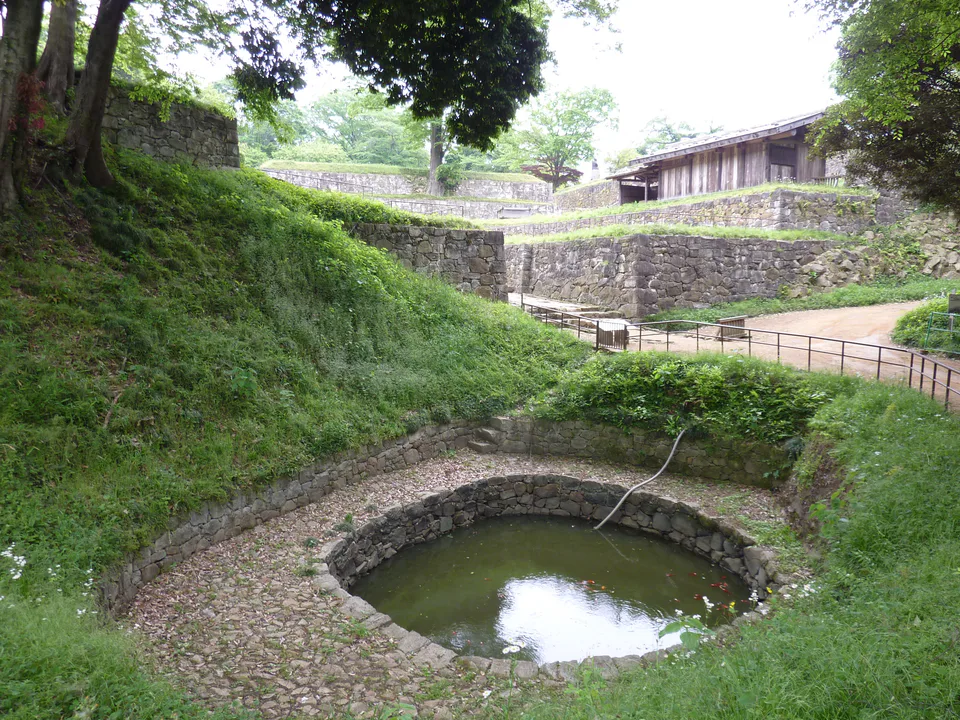Vestiges du lac de la lune et des murs en pierre de l'entrée principale de Kanayama-jō, Ōta, Gunma.