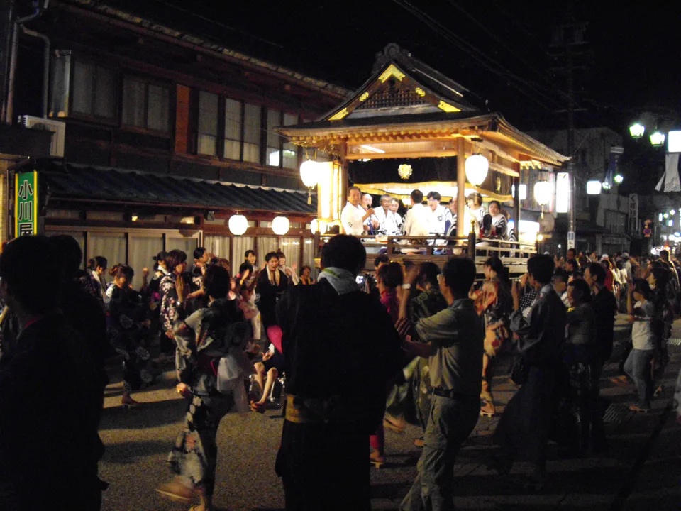 วงเต้น Gujo Odori ยามค่ำคืนในเมือง Gujo Hachiman