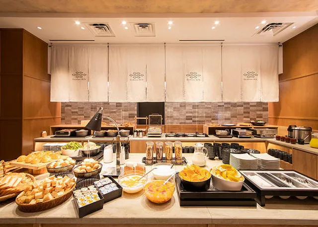 บรรยากาศบุฟเฟ่ต์อาหารเช้าที่โรงแรม Karaksa Hotel Grande Shin-Osaka Tower