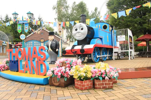 L'entrée de Fuji-Q Highland Thomas Land avec ses décors de personnages de Thomas est idéale pour les familles avec de jeunes enfants. Le Thomas Land Pass doit être acheté séparément.