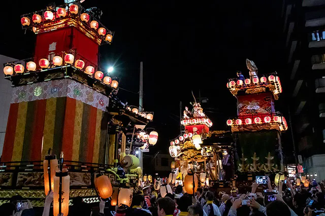 Le Kawagoe Matsuri nocturne voit plusieurs yama-karas illuminés et portés dans les intersections pour le hikikase.