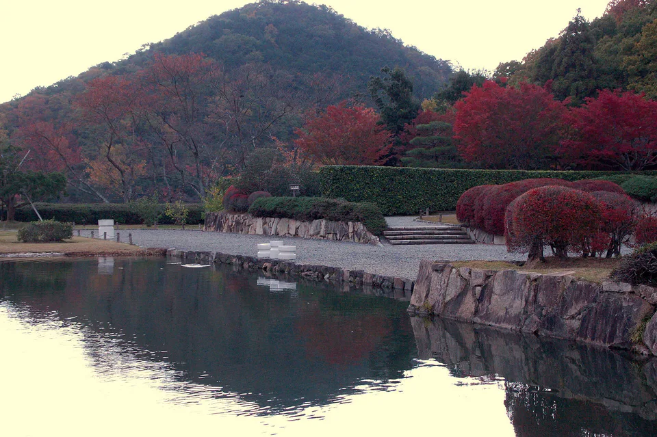 วิวทิวทัศน์ของวัดและเมืองในฤดูใบไม้ร่วงที่ภูเขา Higashiyama ของเกียวโต แสดงให้เห็นว่าการเดินทางข้ามภาคเหนือ-ใต้ต้องใช้การเดินทางเพิ่มเติม การต่อแถว และใช้แรงกาย