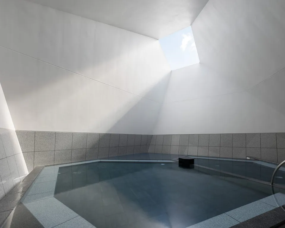 ออนเซ็นสาธารณะของ OMO7 โอซาก้า พร้อมสระว่ายน้ำและหน้าต่าง skylight