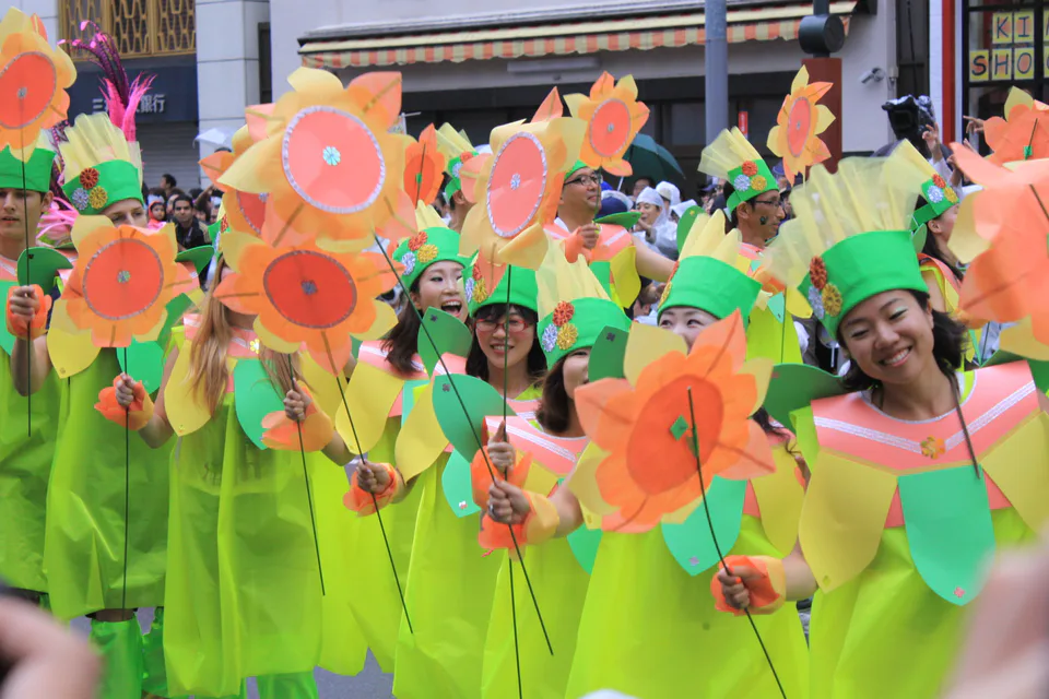 ขบวน Asakusa Samba Carnival เคลื่อนผ่านถนนที่มีผู้ชมหนาแน่น