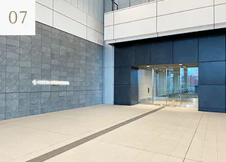Portom International Hokkaido 정면 입구와 PORTOM 간판