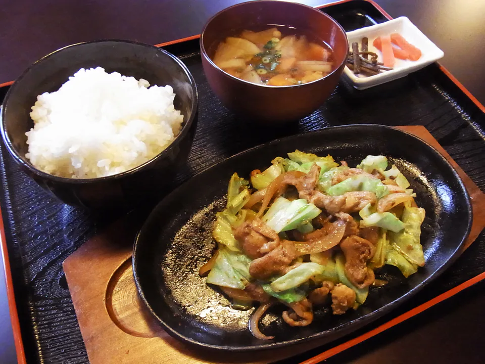 ภาพของชุดไก่ทอดคาเทะจังในร้านอาหารเก่าแก่; ภาพถ่ายทางการของพิพิธภัณฑ์อาคารเก่า