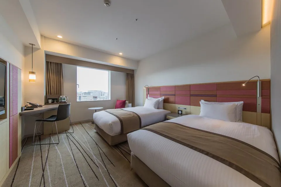JR KYUSHU HOTEL Blossom Hakata Chuo 객실과 부모님 동반 큰 캐리어 공간