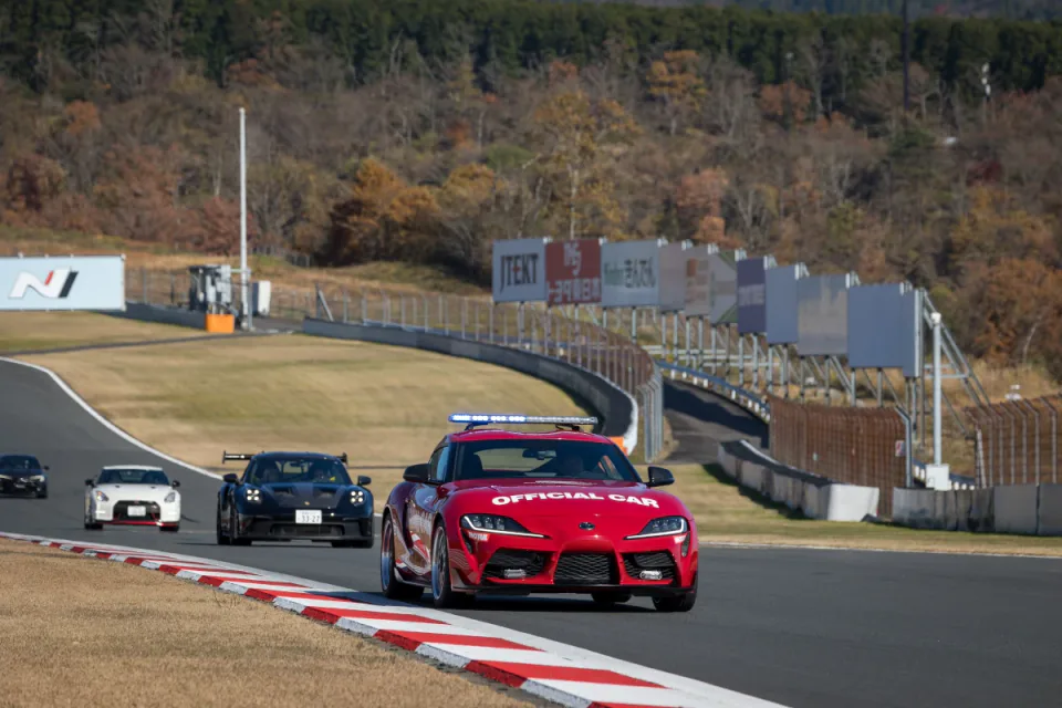 Cars following the pace car at Fuji Speedway. The low-barrier three-lap Experience Driving is not the same as an unrestricted track day.