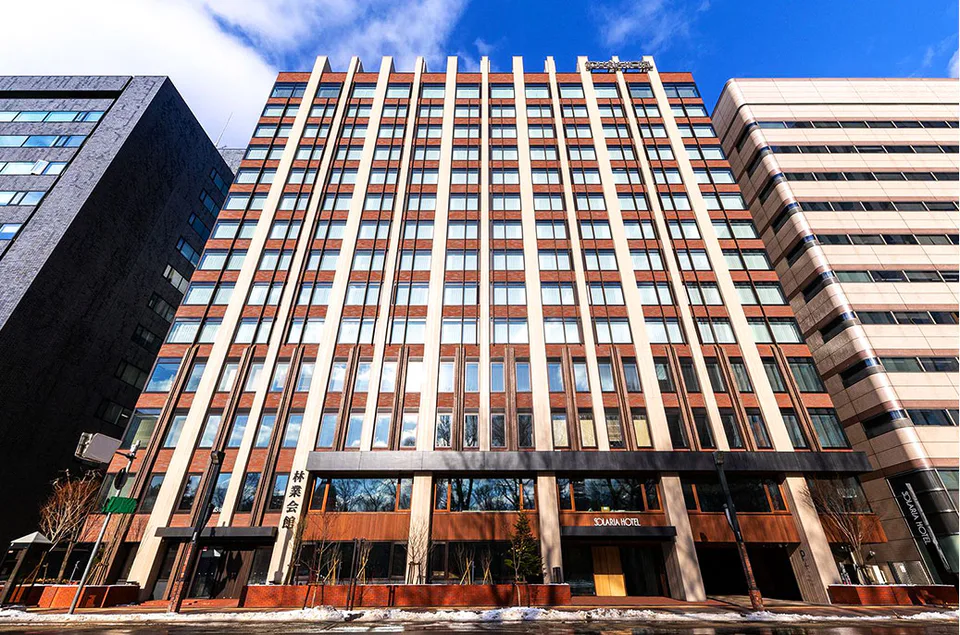 Solaria Nishitetsu Hotel Sapporo 정면 외관과 주요 입구