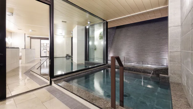 Grand bain du Nishitetsu Hotel Croom Hakata Gion