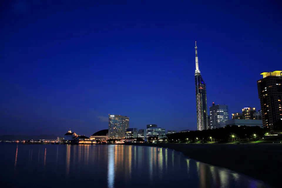 Fukuoka Tower rising above the Momochi waterfront, the free ground-level alternative to the observation deck