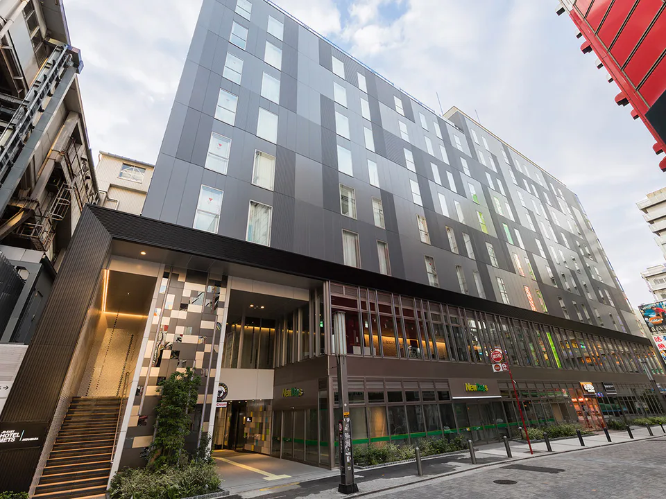 JR East Hotel Mets Premier Akihabara for a Tokyo budget stay: 17 m² room versus a one-minute station location