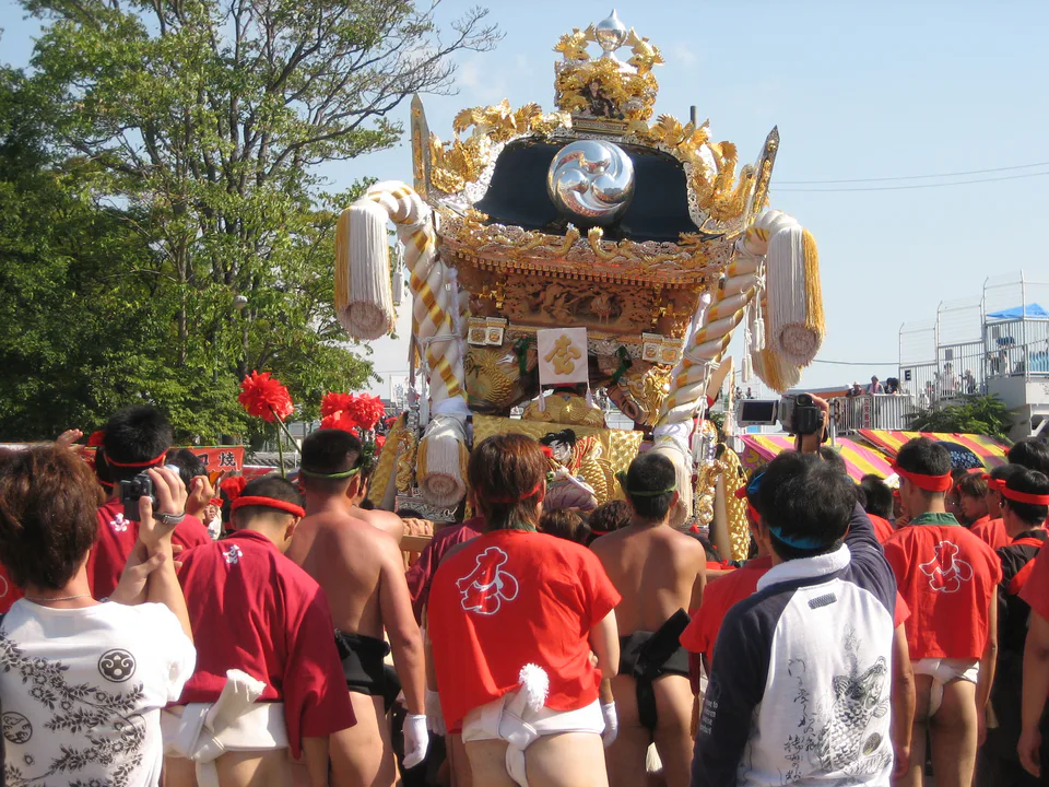 mikoshi และผู้เข้าร่วม Nada no Kenka Matsuri ใน Honmiya จากปีที่ผ่านมา