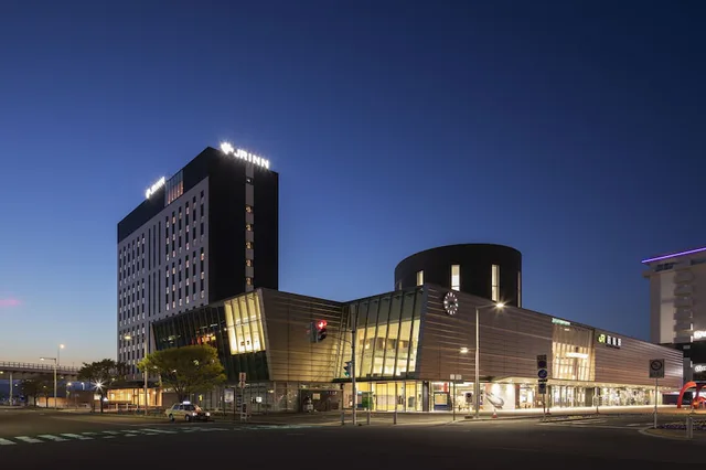 JR INN HAKODATE 정면 외관과 JR 하코다테역 연결 건물