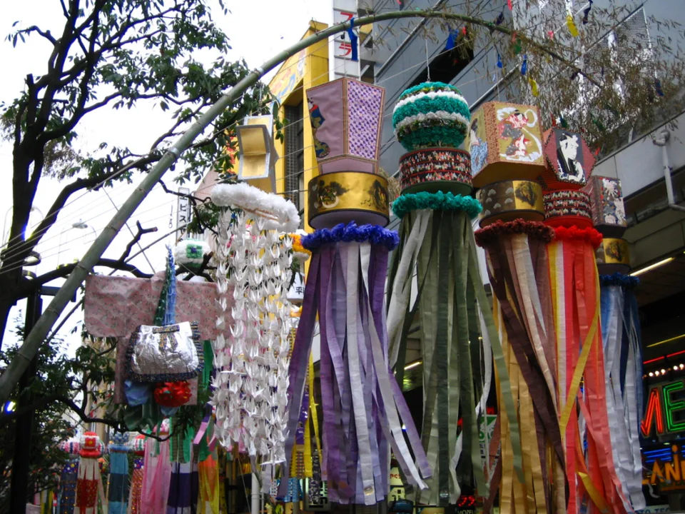 เครื่องประดับ Sendai Tanabata ขนาดใหญ่แขวนเต็มถนนช้อปปิ้งในใจกลางเซนได