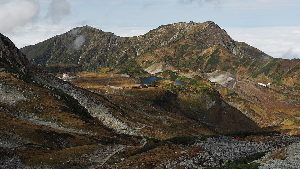 Autumn vegetation across Murodo Plateau on a late-September Tateyama route