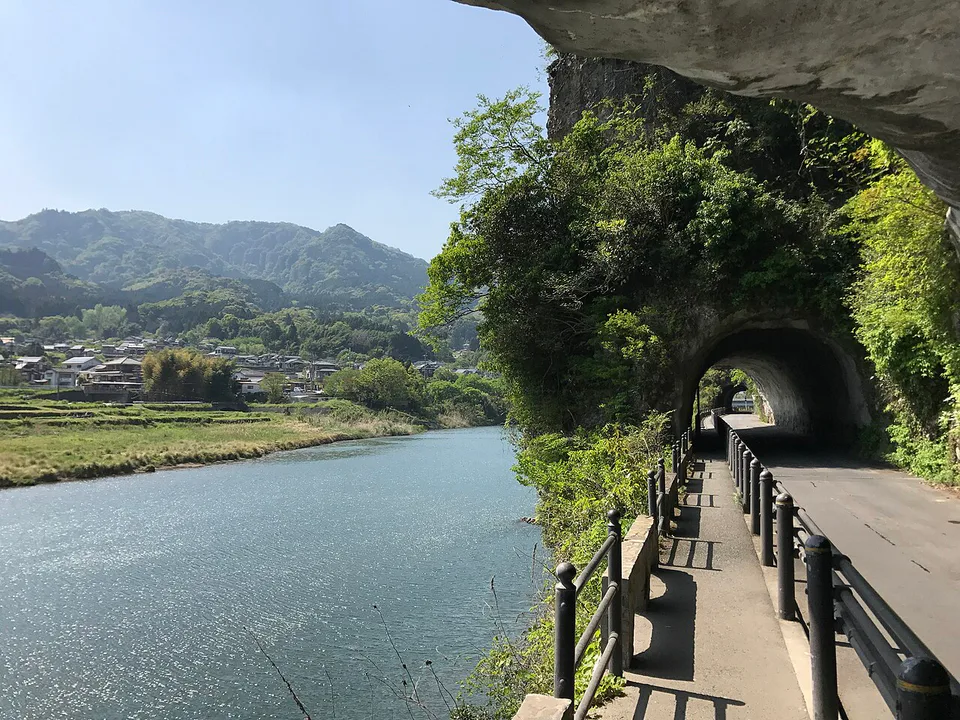 Ao-no-Domon beside the Yamakuni River in Yabakei, showing the cultural and low-walking route