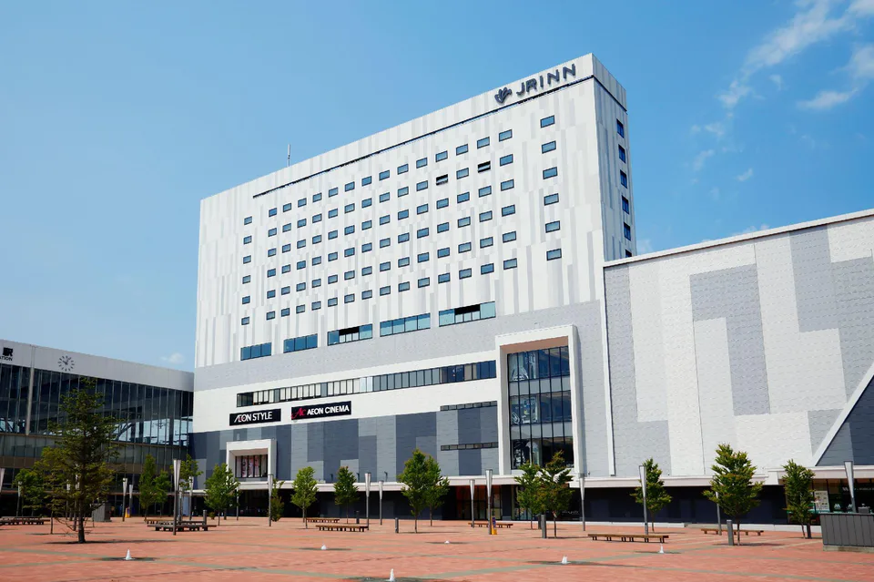 후라노 숙박 거점 비교에서 아사히카와역 직결 선택지를 보여 주는 JR 인 아사히카와 실제 외관