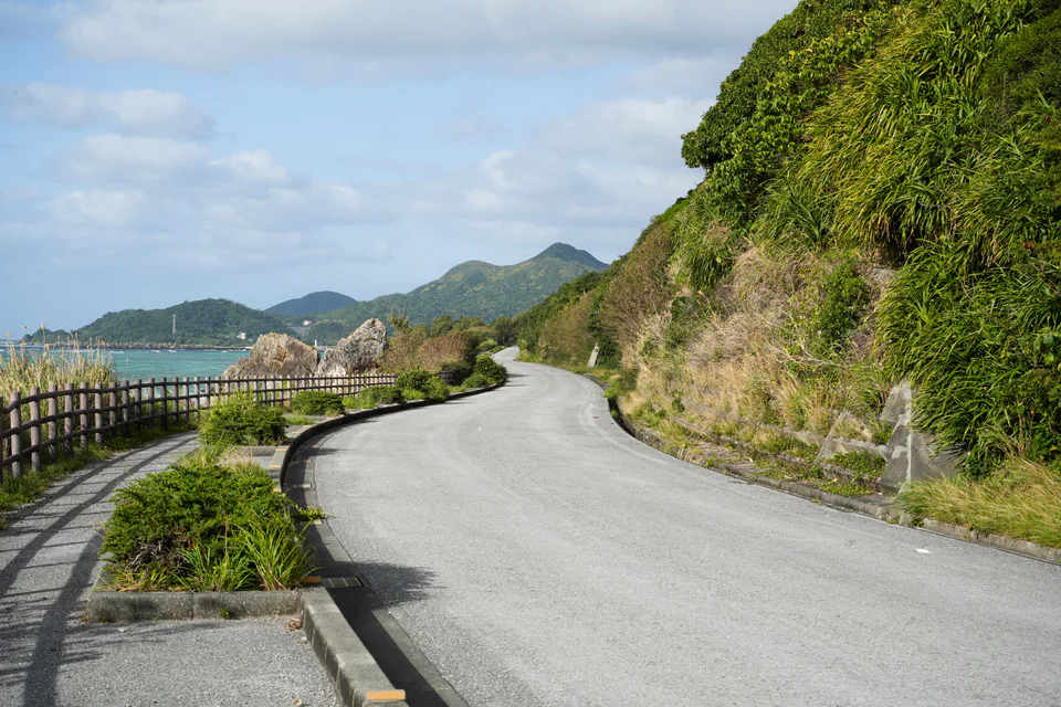 Route côtière d’Okinawa où une voiture devient utile pour relier plusieurs arrêts dispersés