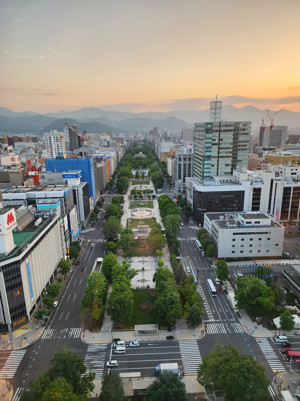 삿포로 오도리공원 실경; 홋카이도 숙소에서 삿포로를 도시 거점으로 선택할 때 관광·식사·지하철 동선을 보여주는 장면
